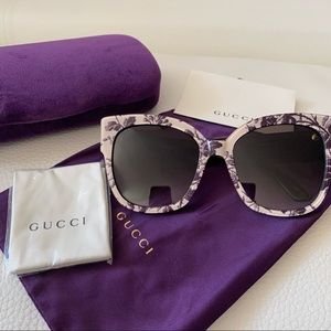 ❌SOld❌Gucci Floral Sunglasses w/ Purple Case New